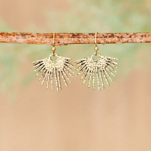 ✨New✨ 😍 Golden Earrings - Picture 3 of 3